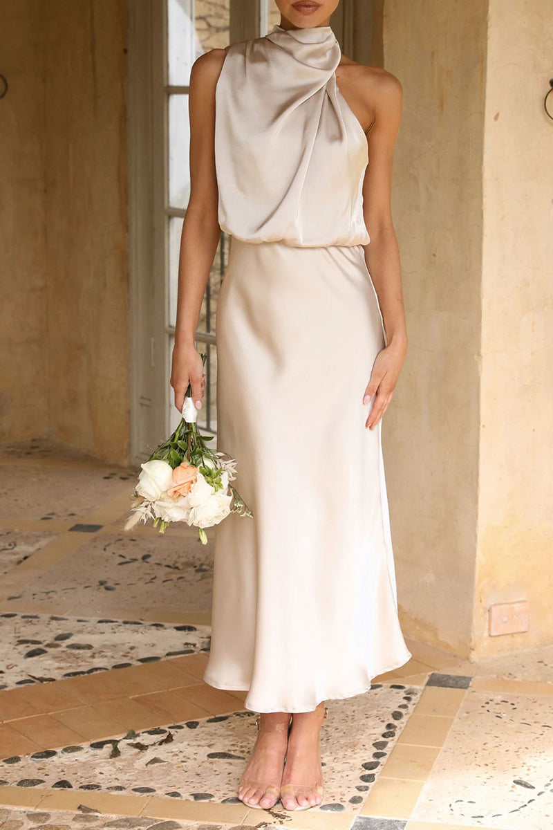 Elegante vestido de cuello alto con falda de un solo paso y pliegues sólidos