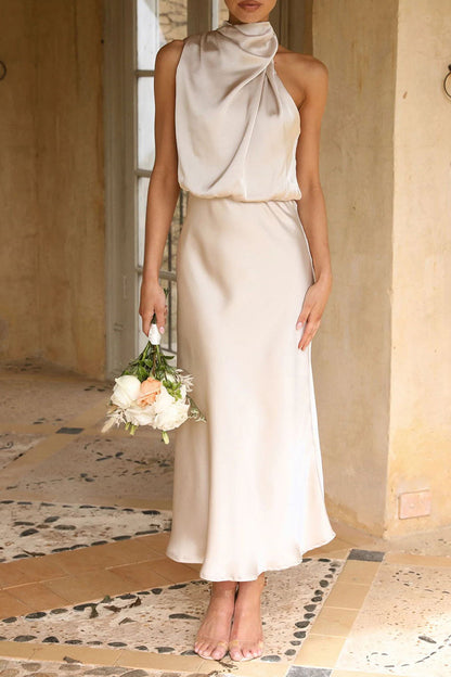 Elegante vestido de cuello alto con falda de un solo paso y pliegues sólidos