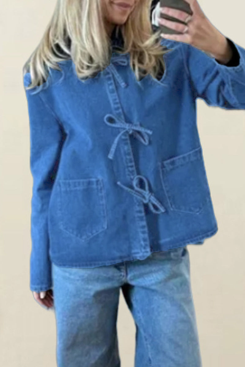 Prenda exterior informal, sencilla, lisa, con lazo y cuello vuelto.