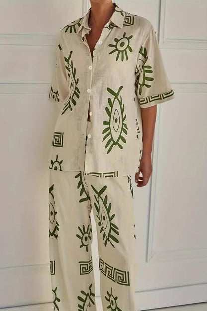 Conjunto informal de dos piezas con estampado geométrico, botones, cuello vuelto, manga corta