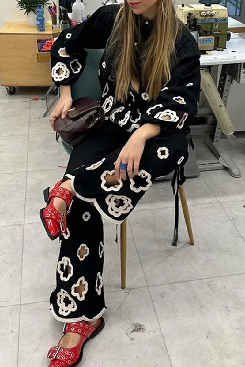 Conjunto informal de dos piezas con cuello vuelto, manga larga, estampado floral y gancho liso