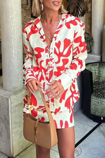 Conjunto informal de dos piezas con cuello vuelto, manga larga y patchwork floral