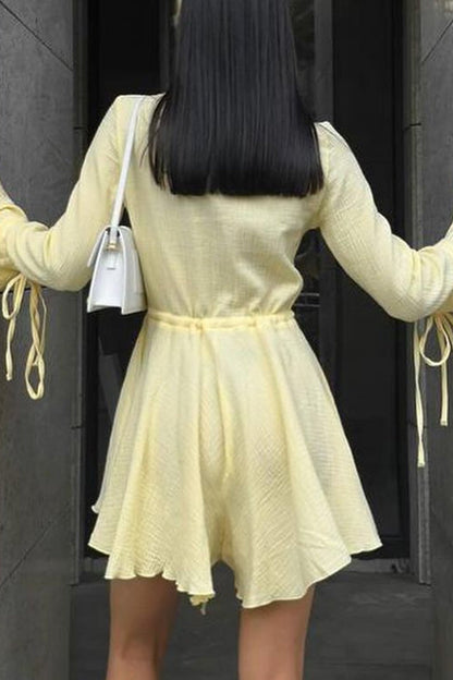 Mono elegante de color liso con cuello en V y frenillo con cordón ajustable