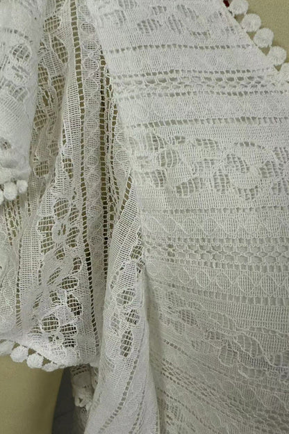 Blusa informal sencilla con encaje liso y cuello redondo ahuecado