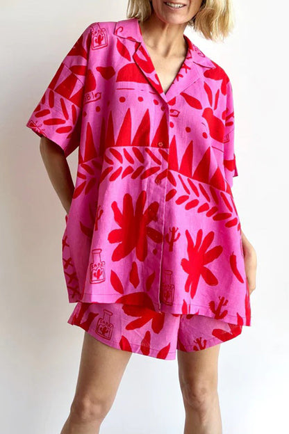 Conjunto informal de dos piezas con cuello vuelto, manga corta y estampado floral de calle