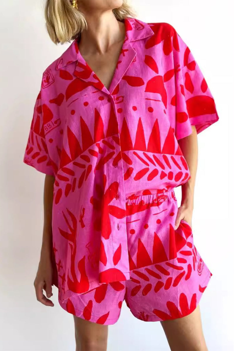 Conjunto informal de dos piezas con cuello vuelto, manga corta y estampado floral de calle