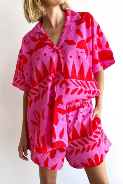 Conjunto informal de dos piezas con cuello vuelto, manga corta y estampado floral de calle