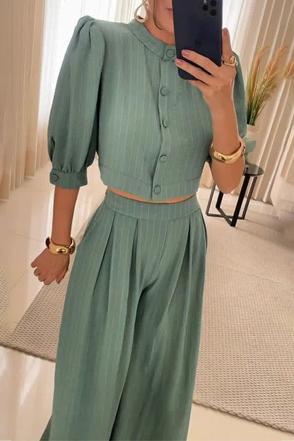 Conjunto informal de dos piezas con rayas, bolsillos, botones, cuello redondo, media manga