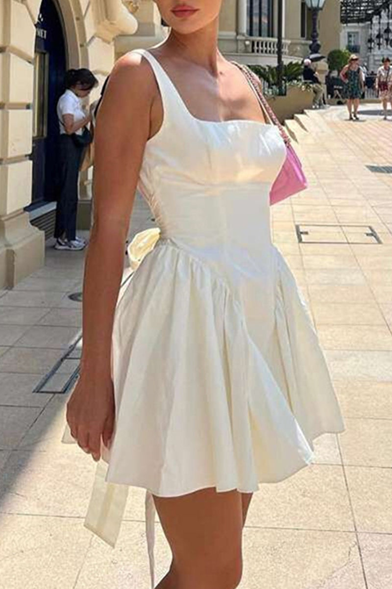 Vestidos de noche de dulce sencillez, lisos, sin espalda y con lazo y cuello cuadrado