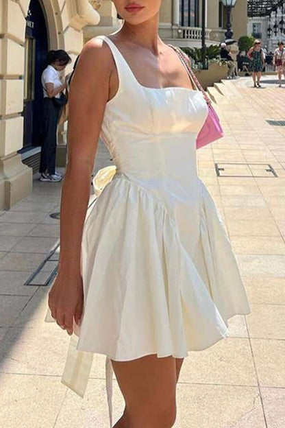 Vestidos de noche de dulce sencillez, lisos, sin espalda y con lazo y cuello cuadrado