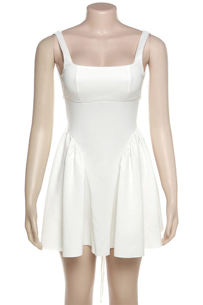 Vestidos de noche de dulce sencillez, lisos, sin espalda y con lazo y cuello cuadrado