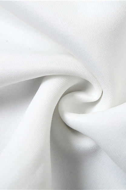 Vestidos de noche de dulce sencillez, lisos, sin espalda y con lazo y cuello cuadrado