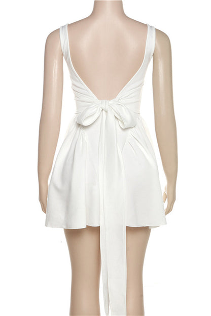 Vestidos de noche de dulce sencillez, lisos, sin espalda y con lazo y cuello cuadrado