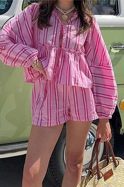 Conjunto de dos piezas informal con estampado de rayas, cordones y escote en V en contraste, sin mangas