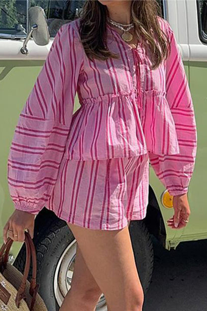 Conjunto de dos piezas informal con estampado de rayas, cordones y escote en V en contraste, sin mangas