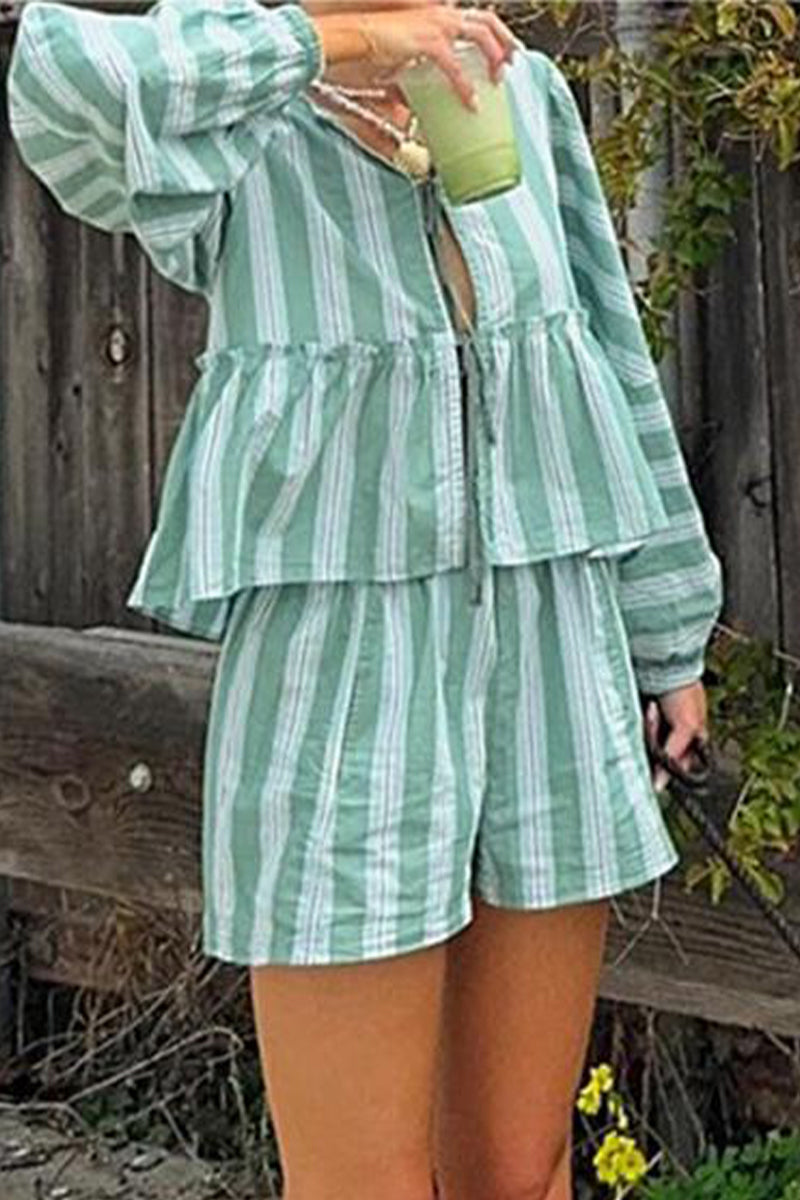 Conjunto de dos piezas informal con estampado de rayas, cordones y escote en V en contraste, sin mangas