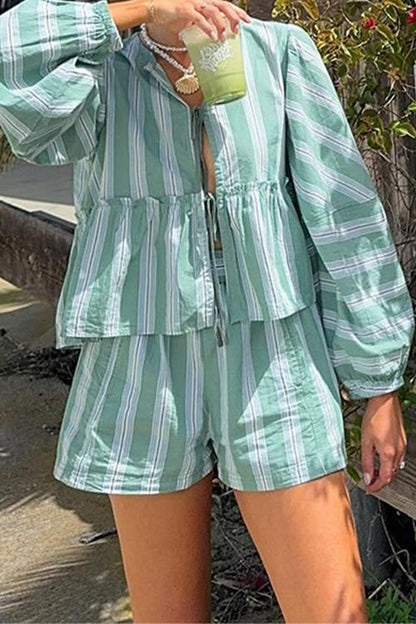 Conjunto de dos piezas informal con estampado de rayas, cordones y escote en V en contraste, sin mangas