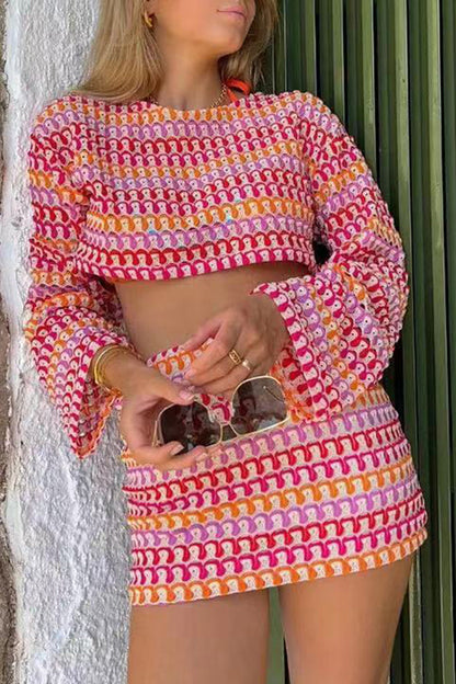 Conjunto informal de dos piezas con cuello redondo, manga larga y encaje en contraste con bloques de colores