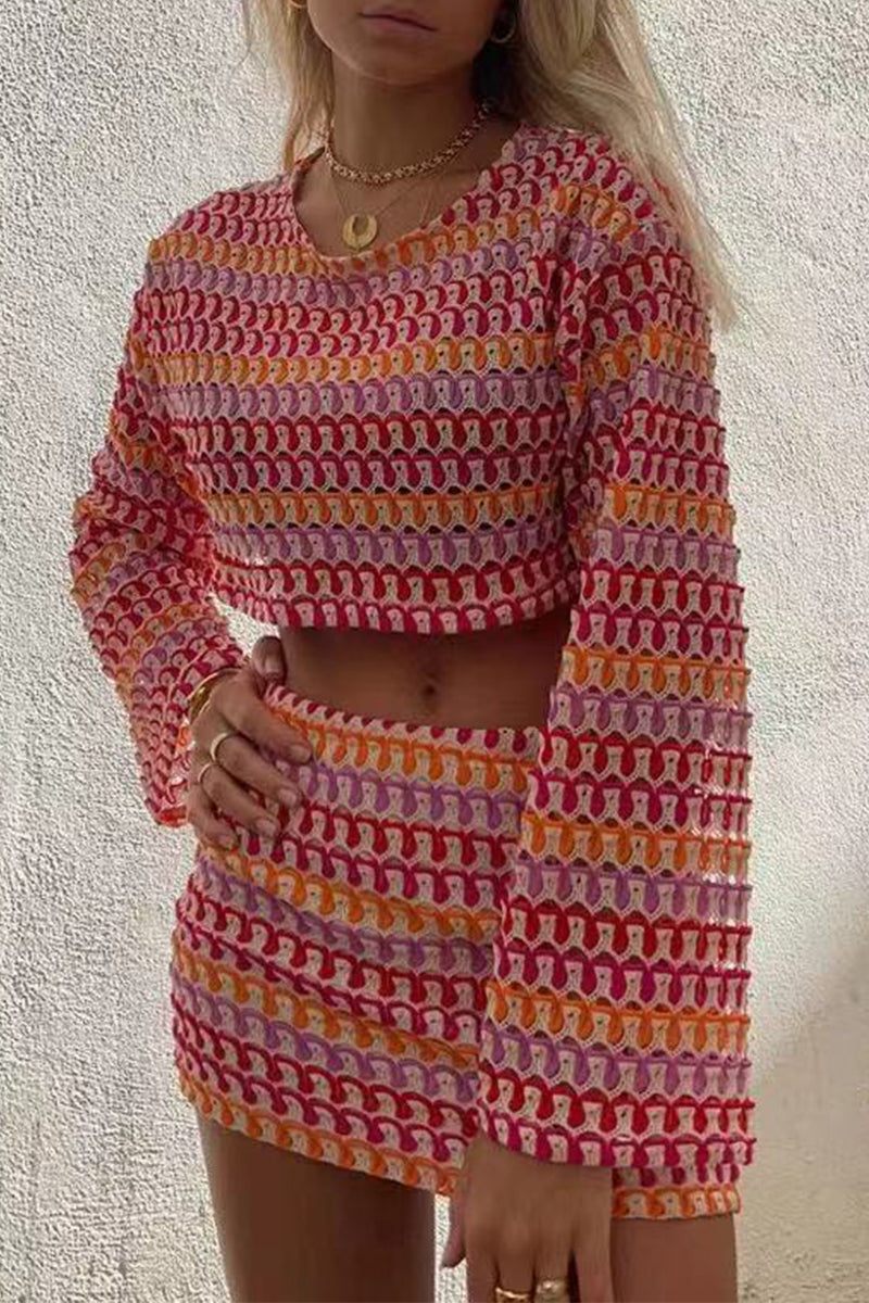 Conjunto informal de dos piezas con cuello redondo, manga larga y encaje en contraste con bloques de colores