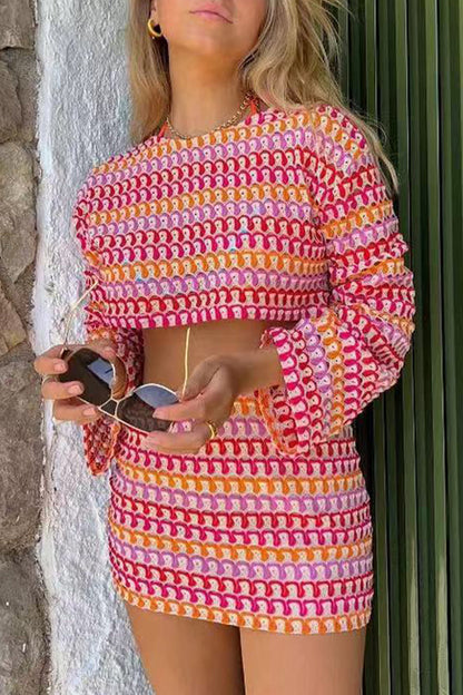 Conjunto informal de dos piezas con cuello redondo, manga larga y encaje en contraste con bloques de colores