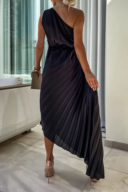 Vestidos plisados sexis con cuello oblicuo irregular y fruncido con apliques de color sólido