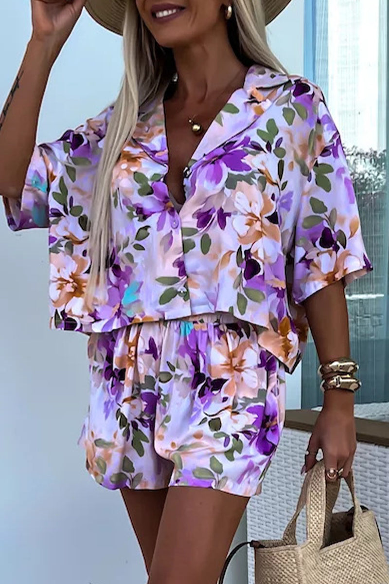 Conjunto informal de dos piezas con estampado floral de patchwork y cuello vuelto, manga corta