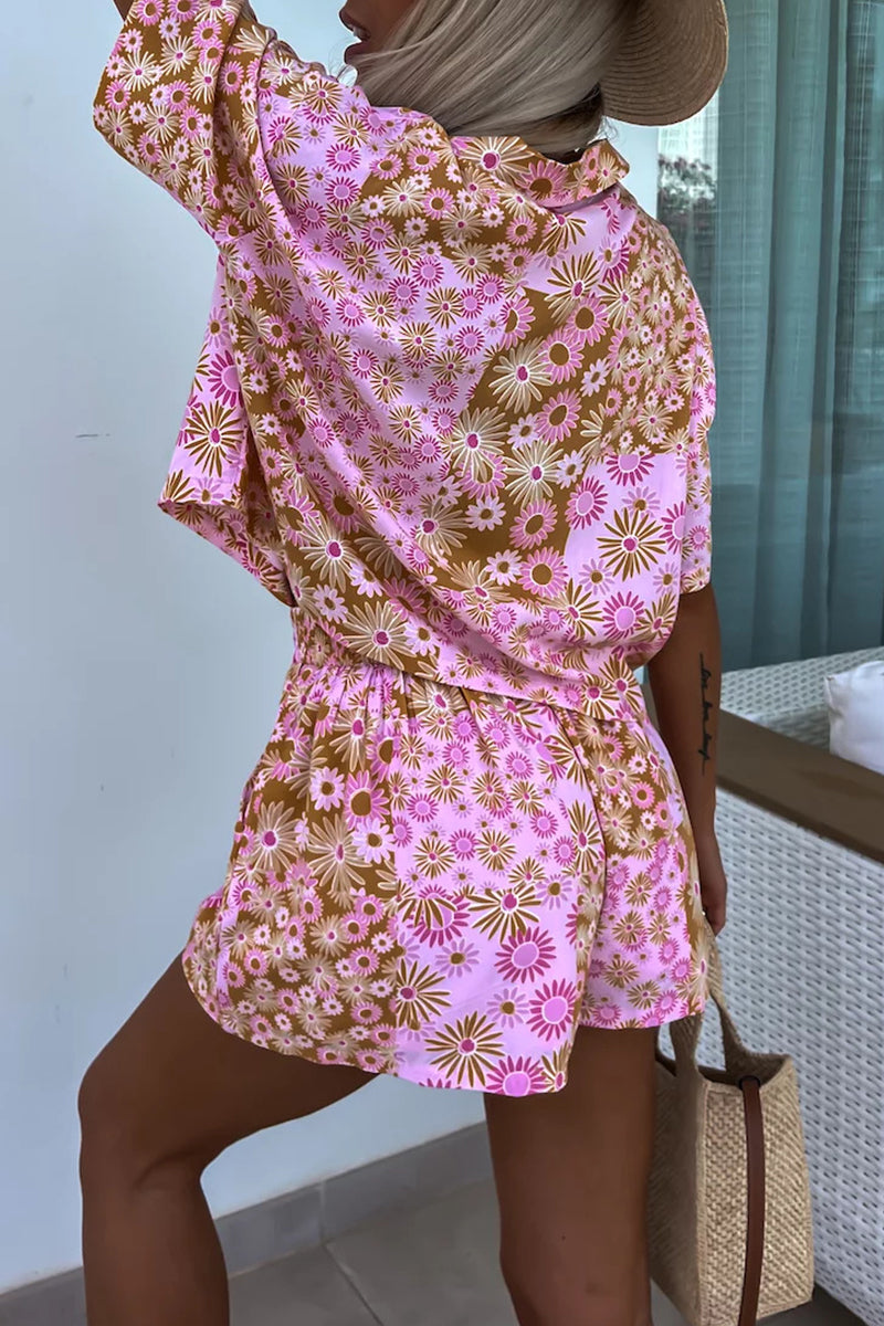 Conjunto informal de dos piezas con estampado floral de patchwork y cuello vuelto, manga corta