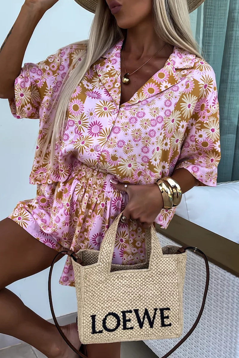 Conjunto informal de dos piezas con estampado floral de patchwork y cuello vuelto, manga corta