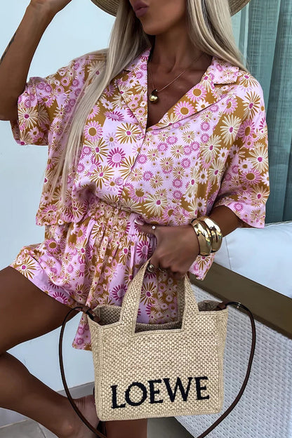 Conjunto informal de dos piezas con estampado floral de patchwork y cuello vuelto, manga corta