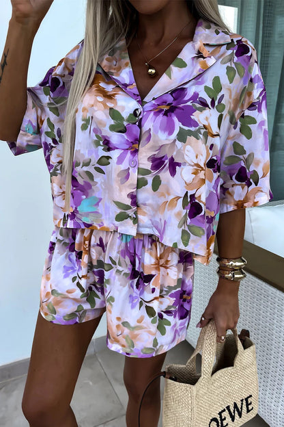 Conjunto informal de dos piezas con estampado floral de patchwork y cuello vuelto, manga corta