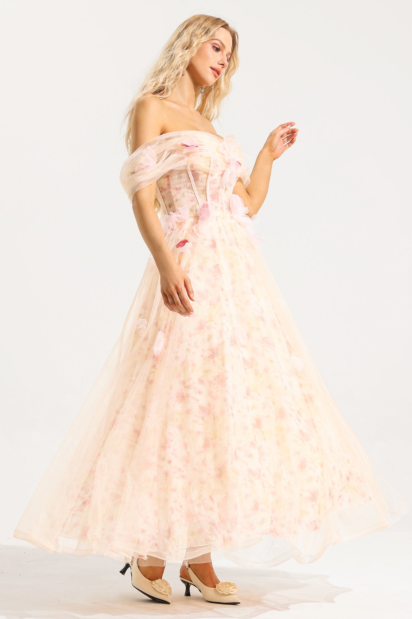 Vestido midi de malla con estampado floral 3D y hombros descubiertos 