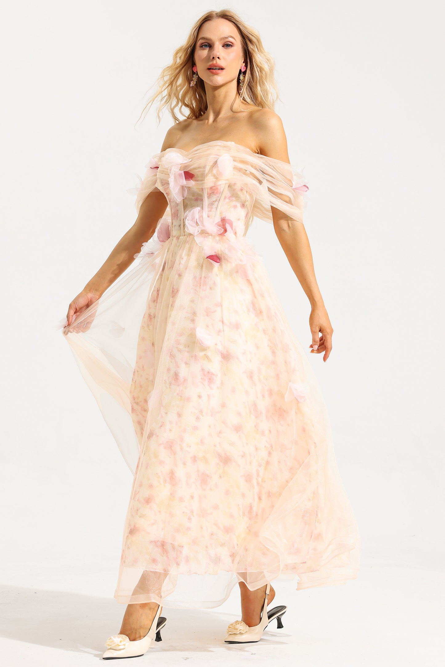 Vestido midi de malla con estampado floral 3D y hombros descubiertos 