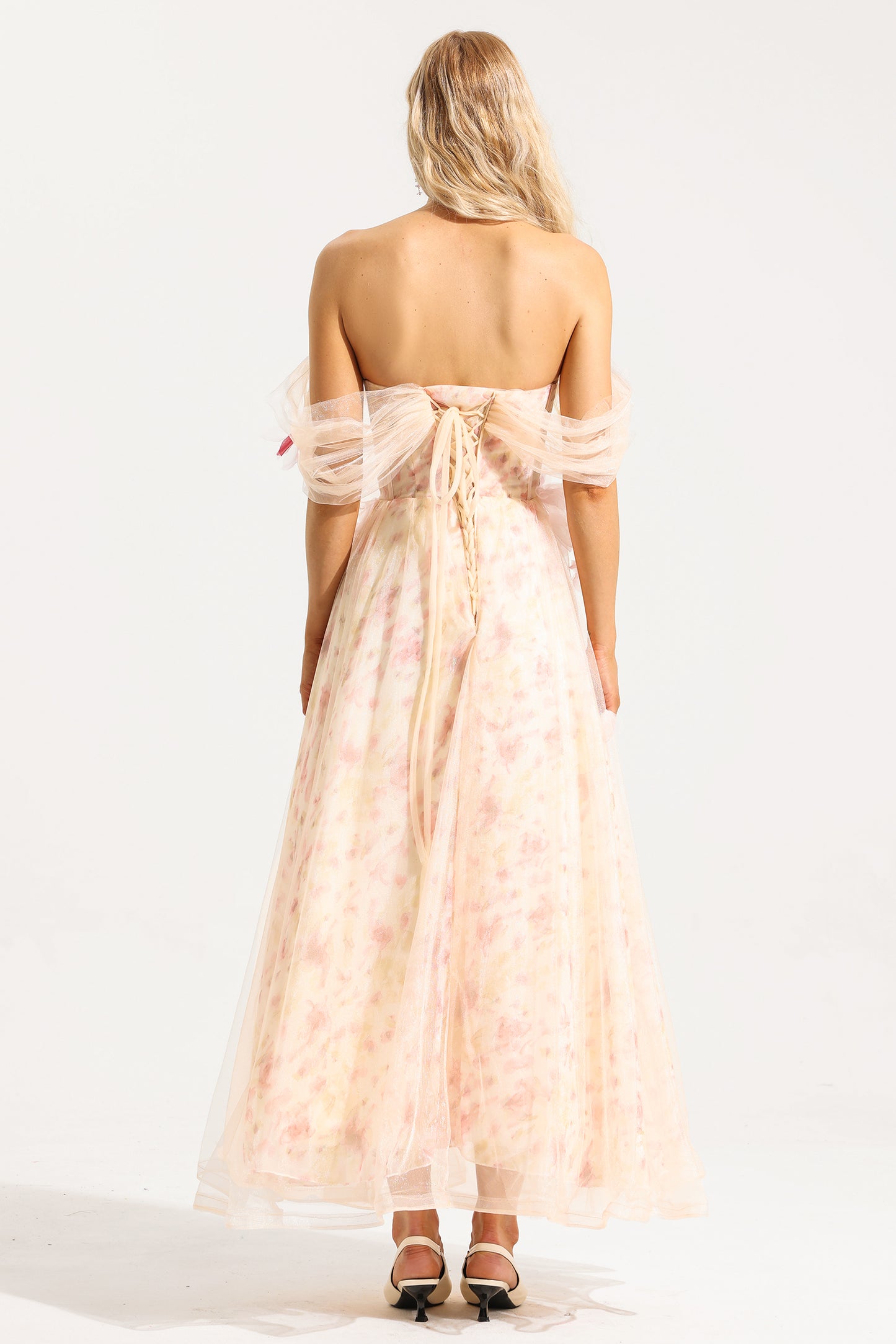 Vestido midi de malla con estampado floral 3D y hombros descubiertos 