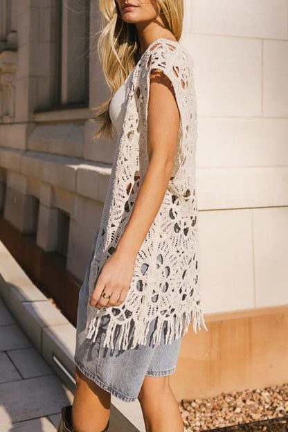 Blusa informal de vacaciones con cuello en V, dobladillo con flecos y calado en color liso