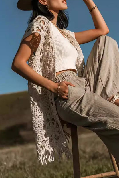 Blusa informal de vacaciones con cuello en V, dobladillo con flecos y calado en color liso