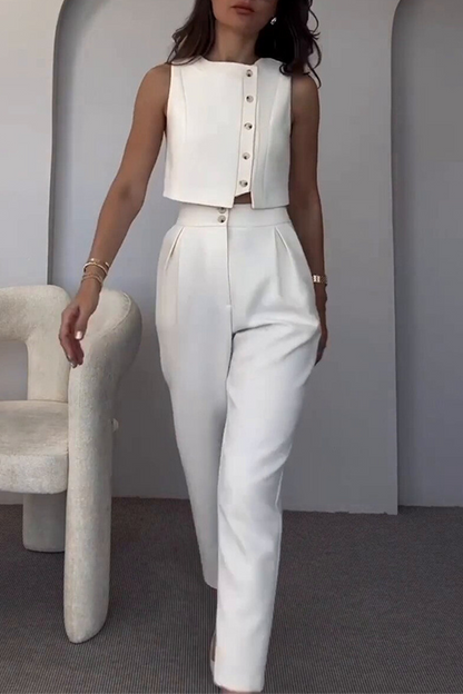 Conjunto informal de dos piezas con bolsillos, botones y cuello redondo, sin mangas