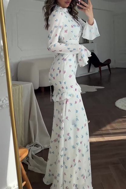 Elegante vestido de manga larga con cuello alto, volantes y patchwork con estampado de flores