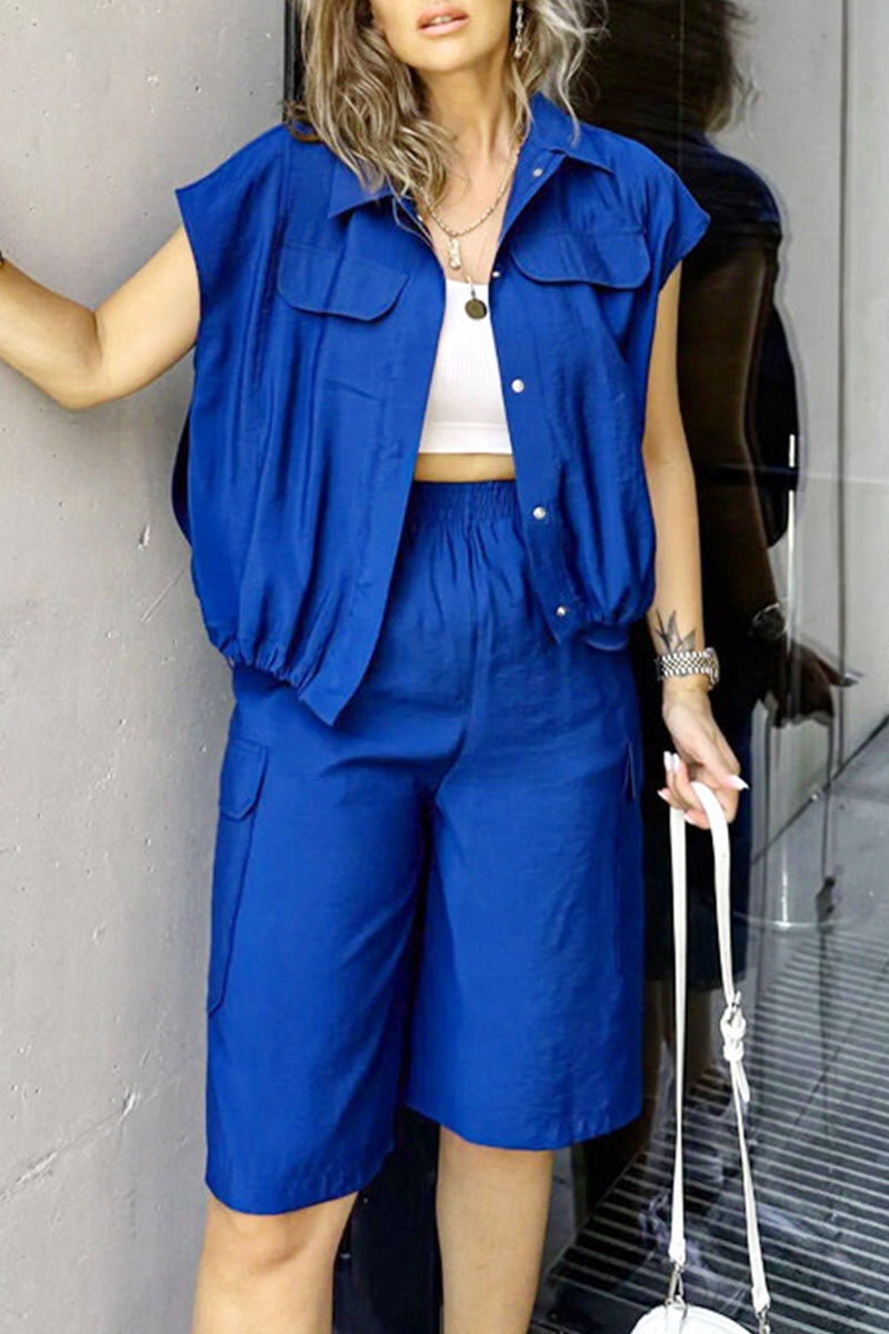 Conjunto informal de dos piezas con cuello vuelto, manga corta, cordón ajustable, bolsillos, botones y color liso para calle