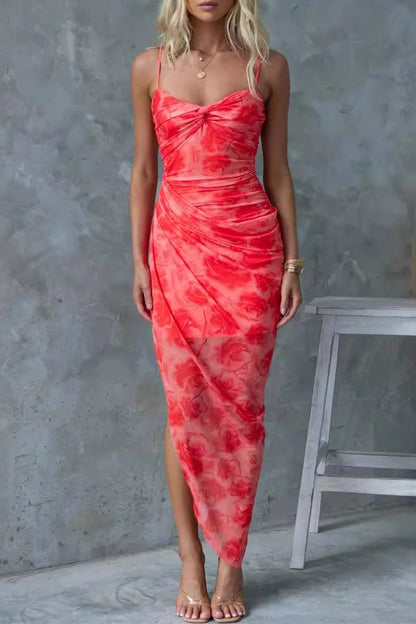 Vestidos de tirantes con aberturas irregulares y contraste de flores sexys para vacaciones