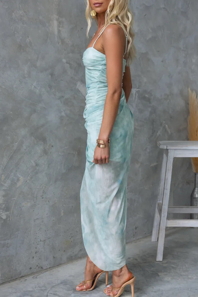 Vestidos de tirantes con aberturas irregulares y contraste de flores sexys para vacaciones