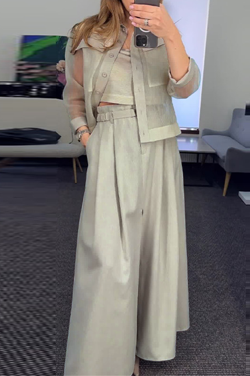 Elegante conjunto de tres piezas de manga larga con cuello vuelto y bolsillos en color liso