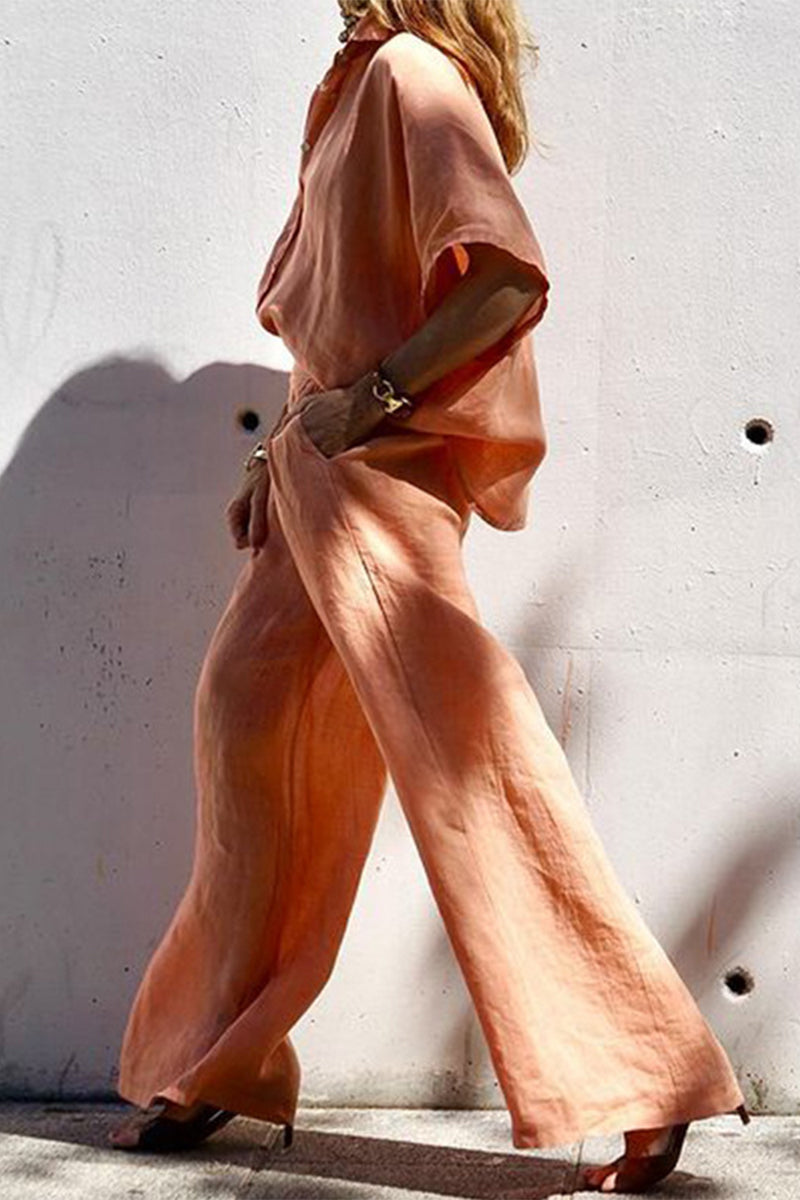 Conjunto informal de dos piezas con cuello vuelto, manga corta y bolsillos en color liso para uso diario