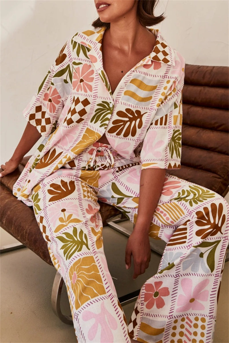 Conjunto informal de dos piezas con estampado floral, cuello vuelto, manga corta