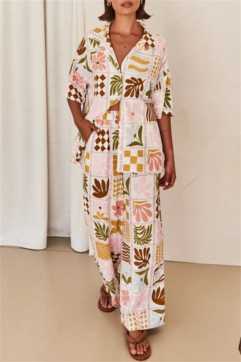 Conjunto informal de dos piezas con estampado floral, cuello vuelto, manga corta