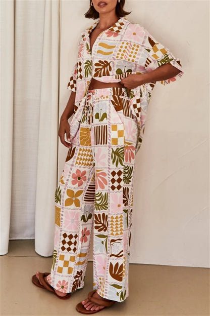 Conjunto informal de dos piezas con estampado floral, cuello vuelto, manga corta