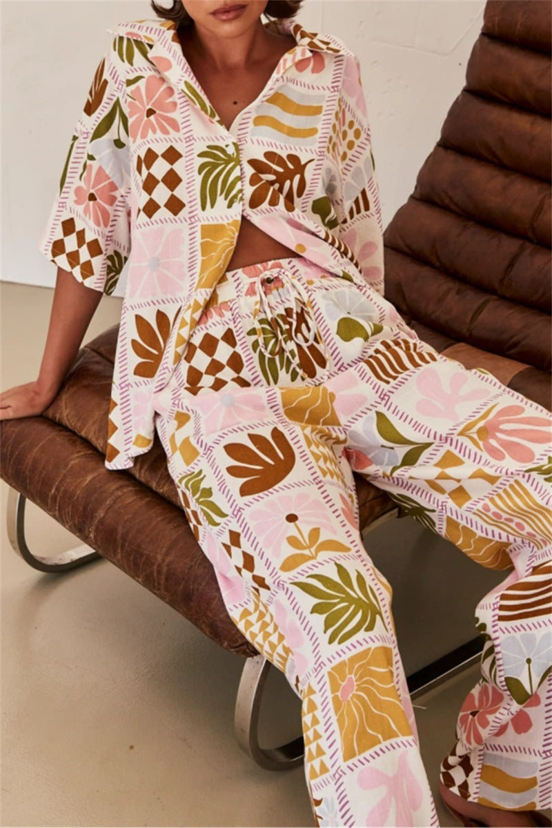 Conjunto informal de dos piezas con estampado floral, cuello vuelto, manga corta