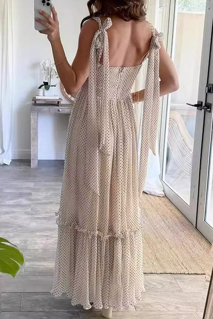 Elegantes vestidos de lunares con encaje y escote cuadrado