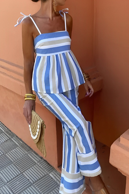 Conjunto informal de dos piezas con cuello cuadrado y estampado de rayas en contraste