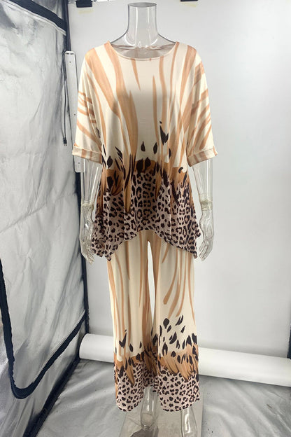 Conjunto informal de dos piezas con cuello redondo, estampado de leopardo en contraste y tres cuartos