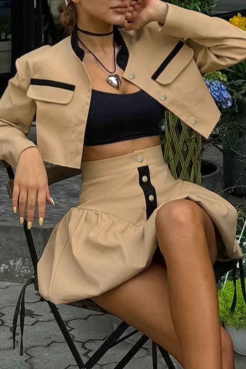 Conjunto informal de dos piezas con cuello redondo, manga larga y botones de color liso con patchwork en contraste